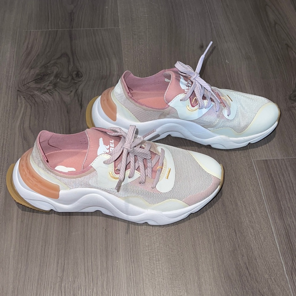 Tennis shoes
